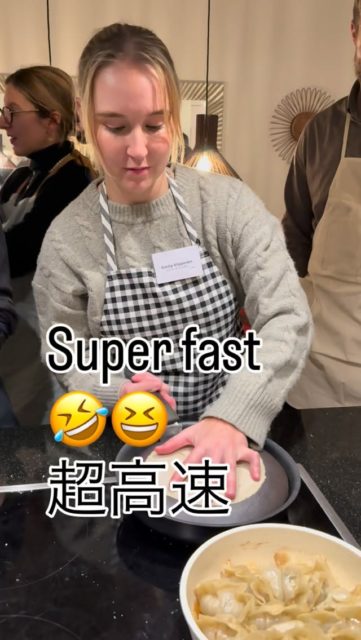 Super fast 😂 超高速でワロタ
🇺🇸How much water and flour do you need when steaming? Save this post!
🇩🇪 Wie viel Wasser und Mehl braucht man beim Dämpfen? Beitrag speichern!
🇯🇵 スチームするときの水分と小麦粉の量は？保存してね✨
🇺🇸 Flour creates those beautiful crispy wings around gyoza.
🇩🇪 Mehl sorgt für die wunderschönen knusprigen „Flügel“.
🇯🇵 小麦粉が綺麗な“羽根”を作ります✨
1️⃣
🇺🇸 Pour water mixed with flour.
🇩🇪 Wasser mit Mehl über die Gyoza gießen.
🇯🇵 小麦粉を溶いた水を注ぐ。
2️⃣
🇺🇸 Cover with a lid and steam.
🇩🇪 Mit Deckel dämpfen.
🇯🇵 蓋をして蒸し焼きにする。
3️⃣
🇺🇸 Remove the lid once the water has evaporated.
🇩🇪 Deckel abnehmen, wenn das Wasser verdampft ist.
🇯🇵 水分が飛んだら蓋を外す。
4️⃣
🇺🇸 Shake the pan gently to loosen the gyoza.
🇩🇪 Pfanne sanft schütteln – lösen sich die Gyoza?
🇯🇵 やさしくフライパンを揺すって餃子が外れるか確認。
5️⃣
🇺🇸 Place a slightly smaller plate on top and flip!
🇩🇪 Einen etwas kleineren Teller auflegen und umdrehen!
🇯🇵 少し小さめのお皿をのせてそのままひっくり返す！
📏
🇺🇸 1 teaspoon of flour per 150 ml water gives the perfect crispy gyoza wings.
🇩🇪 1 TL Mehl auf 150 ml Wasser ergibt die perfekte Konsistenz für knusprige Flügel.
🇯🇵 水150mlに対して小さじ1杯の小麦粉が、羽根つき餃子に最適な薄さです。
✨
🇺🇸 Golden crispy wings every time!
🇩🇪 Knusprige goldene Flügel – jedes Mal!
🇯🇵 毎回カリッと美しい羽根に！
👘 Follow: @sushi_yoko_kimono & @sushi_yoko_com
💬 Save / Teilen / シェアしてね
📌
#gyoza #dumplings #羽根つき餃子 #japanischkochen #japaneserecipes #gyozarecipe
#sushiyoko #sushiyokokimono #sushikurs #japanischessen #レシピ動画 #japanischerezepte
#easyjapanesecooking #餃子レシピ #レシピ保存 #kochenmachtspass #foodreel #kochvideo
#winterthur #zurichfoodie #instarezept #保存必須 #簡単レシピ #gyozaflip #レシピ共有