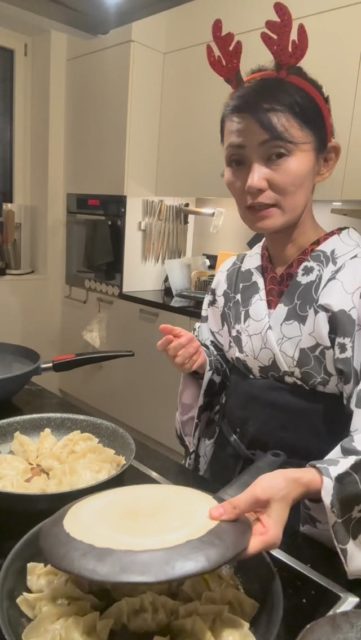 Funny🤣面白すぎ🥟 How to Flip Crispy-winged Gyoza – 羽根付き餃子の裏返し方 – Wie man Gyoza mit knusprigen Flügeln perfekt wendet
1️⃣ Pour water with flour（小麦粉を溶いた水を注ぐ）→ Wasser mit Mehl über die Gyoza gießen
2️⃣ Cover with a lid and steam（蓋をして蒸し焼き）→ Mit Deckel dämpfen
3️⃣ Remove the lid once the water is gone（水分が飛んだら蓋を外す）→ Deckel abnehmen, wenn das Wasser verdampft ist
4️⃣ Shake the pan gently（やさしくフライパンを揺する）→ Pfanne schütteln – lösen sich die Gyoza?
5️⃣ Place a slightly smaller plate on top and flip!（少し小さめのお皿をのせてひっくり返す！）→ Teller auflegen und umdrehen!
📏 水150mlに対して小さじ1杯の小麦粉で、羽根つき餃子にちょうどいい薄さになります。
1 teaspoon of flour per 150 ml of water gives the perfect thin batter for crispy gyoza wings.
📏 1 TL Mehl auf 150 ml Wasser ergibt die perfekte Konsistenz
✨ Golden crispy wings every time! / カリッと美しい羽根！/ Knusprige goldene Flügel – jedes Mal!
👘 Follow @sushi_yoko_kimono 🍣 and @sushi_yoko_com
💬 Save this post, シェアしてね, und folge für mehr einfache japanische Rezepte!
📌
#gyoza #dumplings #羽根つき餃子 #japanischkochen #japaneserecipes #gyozarecipe
#sushiyoko #sushiyokokimono #sushikurs #japanischessen #レシピ動画 #japanischerezepte
#easyjapanesecooking #餃子レシピ #レシピ保存 #kochenmachtspass #foodreel #kochvideo
#winterthur #zurichfoodie #instarezept #保存必須 #簡単レシピ #gyozaflip #レシピ共有