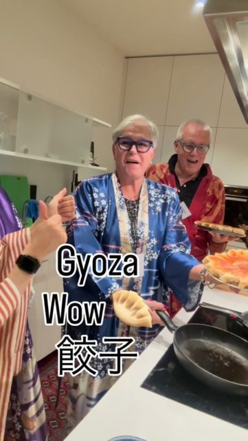 So much fun😍楽しすぎ🥟 How to Flip Crispy-winged Gyoza – 羽根付き餃子の裏返し方 – Wie man Gyoza mit knusprigen Flügeln perfekt wendet
1️⃣ Pour water with flour（小麦粉を溶いた水を注ぐ）→ Wasser mit Mehl über die Gyoza gießen
2️⃣ Cover with a lid and steam（蓋をして蒸し焼き）→ Mit Deckel dämpfen
3️⃣ Remove the lid once the water is gone（水分が飛んだら蓋を外す）→ Deckel abnehmen, wenn das Wasser verdampft ist
4️⃣ Shake the pan gently（やさしくフライパンを揺する）→ Pfanne schütteln – lösen sich die Gyoza?
5️⃣ Place a slightly smaller plate on top and flip!（少し小さめのお皿をのせてひっくり返す！）→ Teller auflegen und umdrehen!
📏 水150mlに対して小さじ1杯の小麦粉で、羽根つき餃子にちょうどいい薄さになります。
1 teaspoon of flour per 150 ml of water gives the perfect thin batter for crispy gyoza wings.
📏 1 TL Mehl auf 150 ml Wasser ergibt die perfekte Konsistenz
✨ Golden crispy wings every time! / カリッと美しい羽根！/ Knusprige goldene Flügel – jedes Mal!
👘 Follow @sushi_yoko_kimono 🍣 and @sushi_yoko_com
💬 Save this post, シェアしてね, und folge für mehr einfache japanische Rezepte!
📌
#gyoza #dumplings #羽根つき餃子 #japanischkochen #japaneserecipes #gyozarecipe
#sushiyoko #sushiyokokimono #sushikurs #japanischessen #レシピ動画 #japanischerezepte
#easyjapanesecooking #餃子レシピ #レシピ保存 #kochenmachtspass #foodreel #kochvideo
#winterthur #zurichfoodie #instarezept #保存必須 #簡単レシピ #gyozaflip #レシピ共有