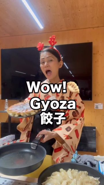 So much fun😍楽しすぎ🥟 How to Flip Crispy-winged Gyoza – 羽根付き餃子の裏返し方 – Wie man Gyoza mit knusprigen Flügeln perfekt wendet
1️⃣ Pour water with flour（小麦粉を溶いた水を注ぐ）→ Wasser mit Mehl über die Gyoza gießen
2️⃣ Cover with a lid and steam（蓋をして蒸し焼き）→ Mit Deckel dämpfen
3️⃣ Remove the lid once the water is gone（水分が飛んだら蓋を外す）→ Deckel abnehmen, wenn das Wasser verdampft ist
4️⃣ Shake the pan gently（やさしくフライパンを揺する）→ Pfanne schütteln – lösen sich die Gyoza?
5️⃣ Place a slightly smaller plate on top and flip!（少し小さめのお皿をのせてひっくり返す！）→ Teller auflegen und umdrehen!
📏 水150mlに対して小さじ1杯の小麦粉で、羽根つき餃子にちょうどいい薄さになります。
1 teaspoon of flour per 150 ml of water gives the perfect thin batter for crispy gyoza wings.
📏 1 TL Mehl auf 150 ml Wasser ergibt die perfekte Konsistenz
✨ Golden crispy wings every time! / カリッと美しい羽根！/ Knusprige goldene Flügel – jedes Mal!
👘 Follow @sushi_yoko_kimono 🍣 and @sushi_yoko_com
💬 Save this post, シェアしてね, und folge für mehr einfache japanische Rezepte!
📌
#gyoza #dumplings #羽根つき餃子 #japanischkochen #japaneserecipes #gyozarecipe
#sushiyoko #sushiyokokimono #sushikurs #japanischessen #レシピ動画 #japanischerezepte
#easyjapanesecooking #餃子レシピ #レシピ保存 #kochenmachtspass #foodreel #kochvideo
#winterthur #zurichfoodie #instarezept #保存必須 #簡単レシピ #gyozaflip #レシピ共有