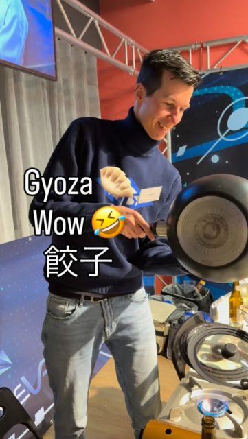 🥟🍜 Super Fun Ramen & Gyoza Team-Building Class!
めっちゃ楽しい！ラーメン＆羽根付き餃子 チームビルディング
Mega-spassiger Ramen- & Gyoza-Team-Event

🥟 How to Make Crispy-winged Gyoza
🥟 羽根つき餃子の作り方
🥟 So gelingen Gyoza mit knusprigen Flügeln

1️⃣ Pour water with flour
小麦粉を溶いた水を注ぐ
→ Wasser mit Mehl über die Gyoza gießen

2️⃣ Cover with a lid and steam
蓋をして蒸し焼き
→ Mit Deckel dämpfen

3️⃣ Remove the lid once the water is gone
水分が飛んだら蓋を外す
→ Deckel abnehmen, wenn das Wasser verdampft ist

4️⃣ Shake the pan gently
やさしくフライパンを揺する
→ Pfanne leicht schütteln

5️⃣ Place a slightly smaller plate on top and flip!
少し小さめのお皿をのせて、ひっくり返す！
→ Teller auflegen und wenden

📏 Perfect ratio
1 TL Mehl + 150 ml Wasser

✨ Laugh together. Cook together. Flip together.

💾 Save this post
保存してね
📌 Beitrag speichern

👘 Follow @sushi_yoko_kimono 🍣 @sushi_yoko_com

#gyoza #羽根つき餃子 #teambuildingevent #foodreel #sushiyoko