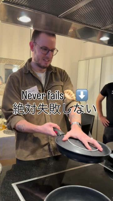 🇬🇧 Never fails.
🇯🇵 絶対失敗しない。
🇩🇪 Funktioniert immer.

🇬🇧 Flip only after the water is completely gone.
🇯🇵 水分が完全に飛いてから返す。
🇩🇪 Erst wenden, wenn das Wasser ganz verdampft ist.

So much fun 😍 楽しすぎ！
How to Flip Crispy-winged Gyoza｜羽根付き餃子の裏返し方｜Gyoza perfekt wenden

1️⃣
🇬🇧 Pour water with flour
🇯🇵 小麦粉を溶いた水を注ぐ
🇩🇪 Wasser mit Mehl über die Gyoza gießen

2️⃣
🇬🇧 Cover with a lid and steam
🇯🇵 蓋をして蒸し焼き
🇩🇪 Mit Deckel dämpfen

3️⃣
🇬🇧 Remove the lid when water is gone
🇯🇵 水分が完全に飛いたら蓋を外す
🇩🇪 Deckel abnehmen, wenn das Wasser verdampft ist

4️⃣
🇬🇧 Shake the pan gently
🇯🇵 フライパンをやさしく揺する
🇩🇪 Pfanne leicht schütteln

5️⃣
🇬🇧 Plate on & flip!
🇯🇵 少し小さめのお皿で一気に！
🇩🇪 Teller auflegen und umdrehen!

⸻

📏
🇬🇧 150 ml water + 1 tsp flour
🇯🇵 水150ml＋小さじ1杯の小麦粉
🇩🇪 150 ml Wasser + 1 TL Mehl

✨ Golden crispy wings, every time!

👘 Follow @sushi_yoko_kimono
🍣 @sushi_yoko_com

💾 Save this post / 保存してね / Speichern nicht vergessen!

#gyoza #羽根つき餃子 #japaneserecipes #foodreel #zurichfoodie