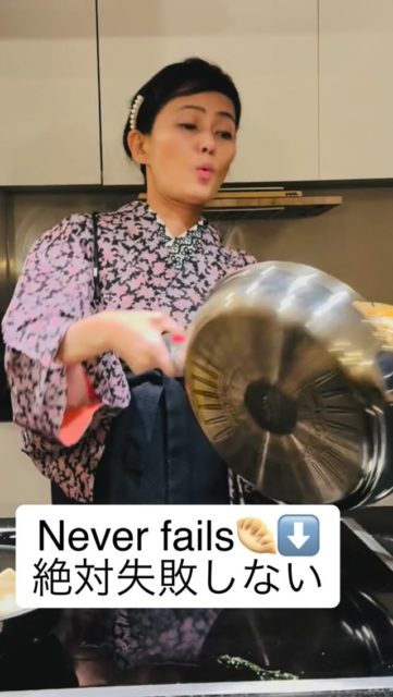 🇬🇧 Never fails.
🇯🇵 絶対失敗しない。
🇩🇪 Funktioniert immer.🇬🇧 Flip only after the water is completely gone.
🇯🇵 水分が完全に飛いてから返す。
🇩🇪 Erst wenden, wenn das Wasser ganz verdampft ist.So much fun 😍 楽しすぎ！
How to Flip Crispy-winged Gyoza｜羽根付き餃子の裏返し方｜Gyoza perfekt wenden1️⃣
🇬🇧 Pour water with flour
🇯🇵 小麦粉を溶いた水を注ぐ
🇩🇪 Wasser mit Mehl über die Gyoza gießen2️⃣
🇬🇧 Cover with a lid and steam
🇯🇵 蓋をして蒸し焼き
🇩🇪 Mit Deckel dämpfen3️⃣
🇬🇧 Remove the lid when water is gone
🇯🇵 水分が完全に飛いたら蓋を外す
🇩🇪 Deckel abnehmen, wenn das Wasser verdampft ist4️⃣
🇬🇧 Shake the pan gently
🇯🇵 フライパンをやさしく揺する
🇩🇪 Pfanne leicht schütteln5️⃣
🇬🇧 Plate on & flip!
🇯🇵 少し小さめのお皿で一気に！
🇩🇪 Teller auflegen und umdrehen!⸻📏
🇬🇧 150 ml water + 1 tsp flour
🇯🇵 水150ml＋小さじ1杯の小麦粉
🇩🇪 150 ml Wasser + 1 TL Mehl✨ Golden crispy wings, every time!👘 Follow @sushi_yoko_kimono
🍣 @sushi_yoko_com💾 Save this post / 保存してね / Speichern nicht vergessen!#gyoza #羽根つき餃子 #japaneserecipes #foodreel #zurichfoodie