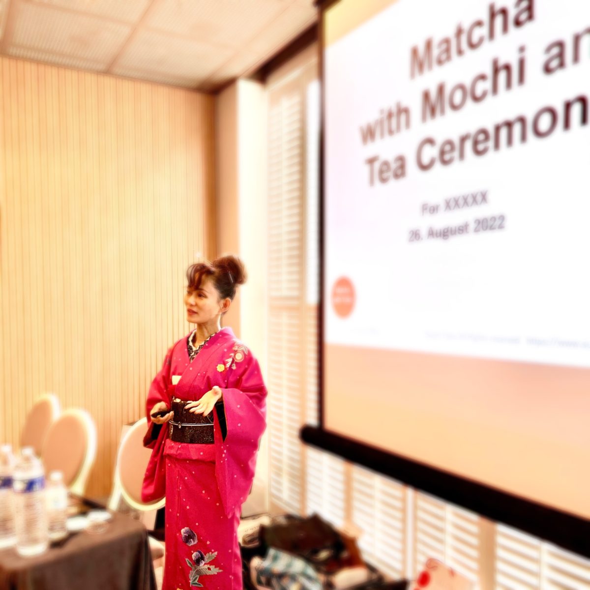 Matcha-Seminar und Teezeremonie an einem Tisch in Paris